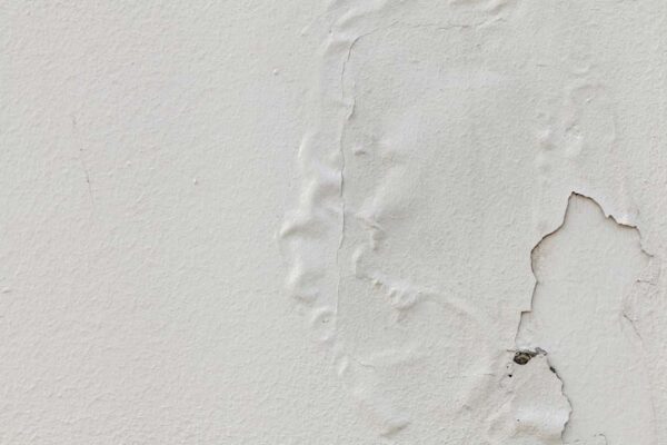 tường mới sơn bị bong tróc và cách khắc phục